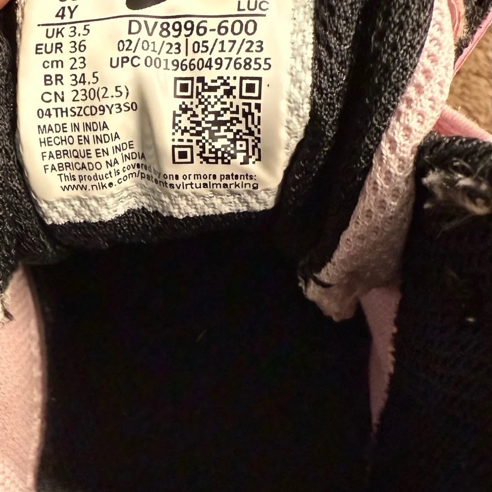 Nike Pink and Black Sneakers Modern Athletic Design